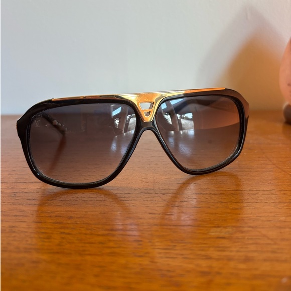 Louis Vuitton Evidence sunglasses in black and gold - Picture 9 of 13